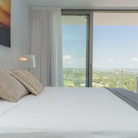 Minimal, 6 Bedrooms Whit Direct Views To The Golf Court