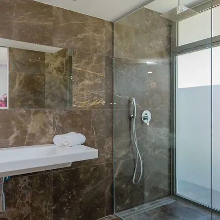 Minimal, 6 Bedrooms Whit Direct Views To The Golf Court Βίλα